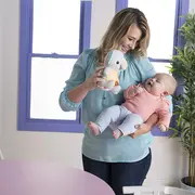 Bright starts - jucarie interactiva hug a bye baby elephant bbb12498