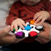 Baby einstein  - jucarie senzoriala curiosity clutch twist & pop rattle teether bbb12491