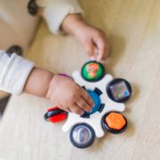 Baby einstein  - jucarie senzoriala curiosity clutch twist & pop rattle teether bbb12491