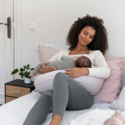 Doomoo - perna mare 3 in 1 comfy big tetra almond din bumbac organic: perna gravide, suport pentru hranire, suport pentru bebe bbb35001027