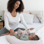 Doomoo - perna mare 3 in 1 comfy big tetra almond din bumbac organic: perna gravide, suport pentru hranire, suport pentru bebe bbb35001027