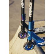 Trotineta, Lionelo, Whizz, Pentru Acrobatii, Rulmenti ABEC-9, Sistemul de compresie IHC 9, 20 - 100 kg, Conform cu standardul european de securitate EN14619, Multicolor BYNLO-WHIZZ_NEO_BLACK_CARBON_MULTICOLOR