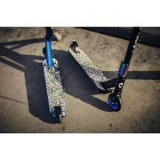 Trotineta, Lionelo, Whizz, Pentru Acrobatii, Rulmenti ABEC-9, Sistemul de compresie IHC 9, 20 - 100 kg, Conform cu standardul european de securitate EN14619, Multicolor BYNLO-WHIZZ_NEO_BLACK_CARBON_MULTICOLOR