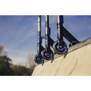 Trotineta, Lionelo, Whizz, Pentru Acrobatii, Rulmenti ABEC-9, Sistemul de compresie IHC 9, 20 - 100 kg, Conform cu standardul european de securitate EN14619, Multicolor BYNLO-WHIZZ_NEO_BLACK_CARBON_MULTICOLOR