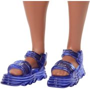 BARBIE PAPUSA BAIAT FASHIONISTAS CU TRICOU CU DUNGI ALBE SI PORTOCALII SI APARATE AUDITIVE VIVMTDWK44_HRH23