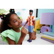 BARBIE PAPUSA BAIAT FASHIONISTAS CU TRICOU CU DUNGI ALBE SI PORTOCALII SI APARATE AUDITIVE VIVMTDWK44_HRH23