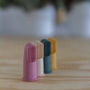 Set 2 periute de dinti pentru deget, Petite&Mars, Cu peri moi, Silicon, Include cutie depozitare, 0 luni+, Roz/Bej BYN720814
