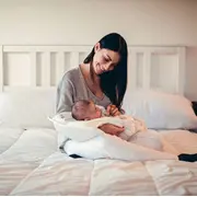 Perna alaptare anti plagiocefalie, cu spuma memory, 2 huse detasabile, certificata in germania, koala perfect head breastfeeding white lvtk8051938140063