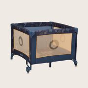 Tarc de joaca copii, Lionelo, Bonnie, Pana la 15 kg, 100 x 100 cm, Pliere compacta, Include geanta de transport, Din plasa, Cu intrare laterala cu fermoar, Cu roti, Cu salteluta din spuma, Conform cu EN12227, Albastru BYNLO-BONNIE_BLUE_NAVY