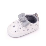 Pantofiori sport bebelusi albi cu imprimeu gri si fundita csbh2322-2-va7