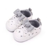 Pantofiori sport bebelusi albi cu imprimeu gri si fundita csbh2322-2-va7