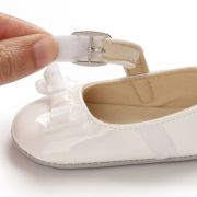Pantofiori albi din piele ecologica lacuita, cu fundita din satin che105-4-va15