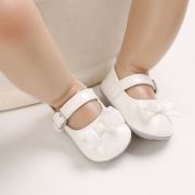 Pantofiori albi din piele ecologica lacuita, cu fundita din satin che105-4-va15