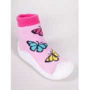 Mocasini pentru copii cu talpă antiderapantă – design fluturi colorați pe fond roz obg-0005c
