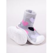 Mocasini pentru copii cu talpă antiderapantă – design inimioare roz și negre pe fond gri obg-0010c