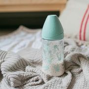 Biberon 270 ml cu tetină rotundă din silicon, 3 fluxuri, iepuraș verde Hygge Suavinex JEM8426420069137
