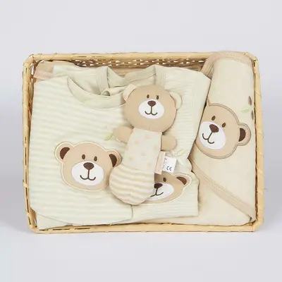 Set cadou 5 piese, New Baby, Din bumbac organic, salopeta, baveta, paturica cu gluga, jucarie, Marime 0 - 3 luni, Beige BYN50140