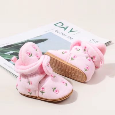Cizmulite pentru bebelusi, roz, cu broderie florala si interior captusit moale mbbmb4197-1-ci3