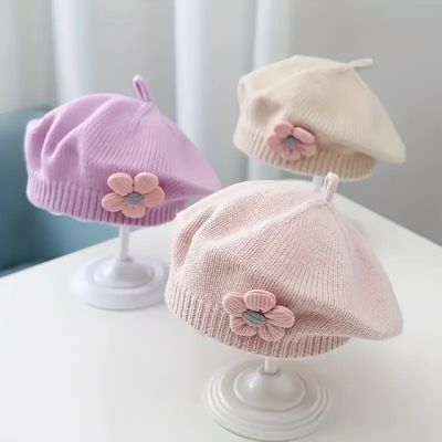 Bereta crem tricotata pentru fetite, cu floare roz aplicata mbtu117-r15