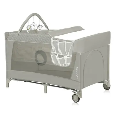 Patut pliant, Lionelo, Flower, Cu doua nivele, Cu arcada, Geanta transport, Masuta de infasat, Bara cu jucarii, Fereastra laterala, 120x60 cm, Conform cu standardele europeane de securitate EN 716 si EN12221, Cappuccino BYNLO-FLOWER_CAPPUCCINO