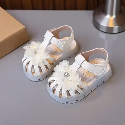 Sandale ivoire elegante fetite &ndash; cu flori 3d si talpa flexibila md2025su47-1-c