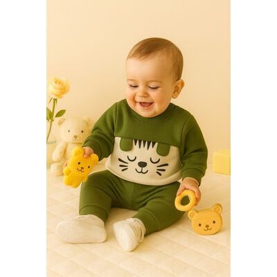 Costumas baietel 2 piese verde cu pisicuta – confort si joaca trmb7191-1