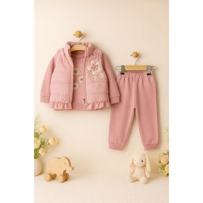 Costumas fetita 3 piese roz pudra – vesta matlasata, bluza cu flori si pantaloni confortabili trmb2071