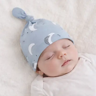 Caciulita bleu cu imprimeu tip fes piticot pentru bebelusi addta253-6-c1