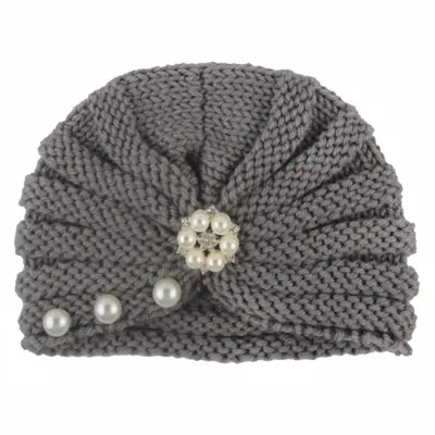 Caciulita gri crosetata tip turban cu perlute si strasuri mdx-19064-6-sa1