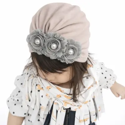 Caciulita gri tip turban cu floricele cu perlute mdx-19057-4-ct4