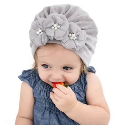 Caciulita gri tip turban din catifea cu flori aplicate mdx-19068-3-sa1