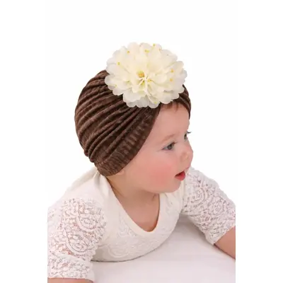 Caciulita maro tip turban din catifea cu floare aplicata mdx-20153-2
