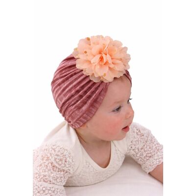 Caciulita roz pudra tip turban din catifea cu floare aplicata mdx-20153-1
