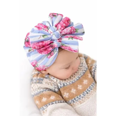 Caciulita tip turban inflorata cu dungi bleu si fundite in fata mbx-20021-3-ct2