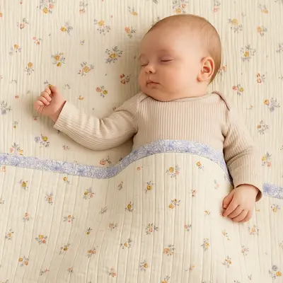 Paturica Bebelus Handmade Matlasata Din Muselina Premium Cu Fata Dubla ,   Zomea Ecru Blue, 135x100 Cm Pjb106681