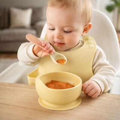 Set din silicon cu bol bavetica si lingurita pentru bebe - galben addta59-3