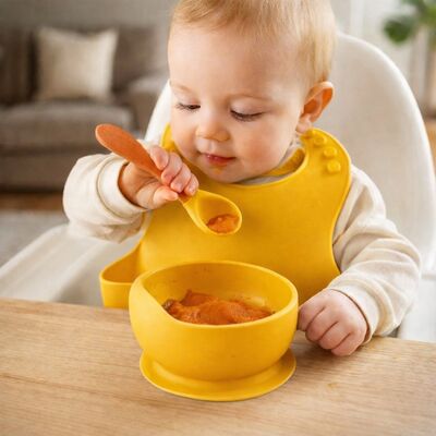 Set din silicon cu bol bavetica si lingurita pentru bebe - galben mustar addta59-8
