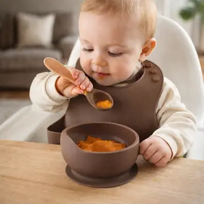 Set din silicon cu bol bavetica si lingurita pentru bebe - maro addta59-6