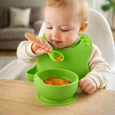 Set din silicon cu bol bavetica si lingurita pentru bebe - verde addta59-7