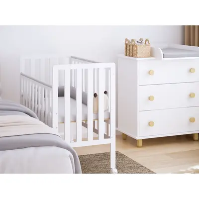 Patut Din Lemn Bambi Alb 100a 50 Cm Laterala Culisanta    Roti Cu Blocare    Protectie Silicon Pentru Dentitie    En 716-1 Pjbbambi_w