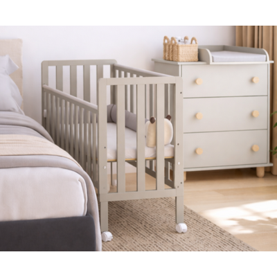 Patut Din Lemn Bambi Casmir 100a 50 Cm Laterala Culisanta    Roti Cu Blocare    Protectie Silicon Pentru Dentitie    En 716-1 Pjbbambi_c