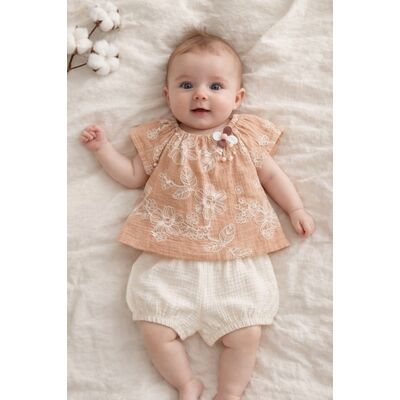 Set bebelusi fetita bluza maro cu broderie florala pantaloni scurti crem vara elegant trpb0225