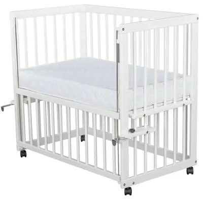 Patut co-sleeper, Qmini, Dalia, Multifunctional, 90x50 cm, Din lemn de pin, Reglabil pe orice treapta de inaltime la patul parintilor, Sistem de ancorare si roti cu frana incluse, Alb BYNQMDAL03AL