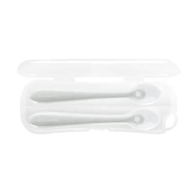 Set 2 lingurite din silicon alimentar cu carcasa de protectie, de la 4 luni+, Sand