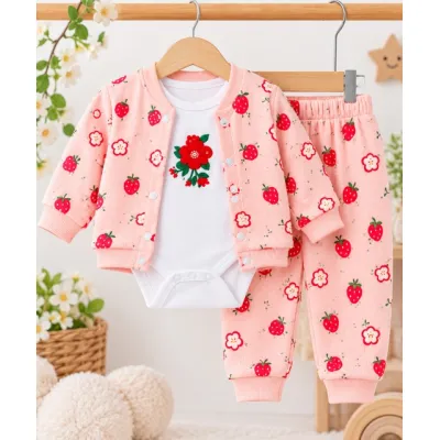 Costumas bumbac bebelusi 3 piese roz cu imprimeu fructe, bluza maneca lunga cu capse, pantaloni si caciulita superbebe shop (2) vhhsn745