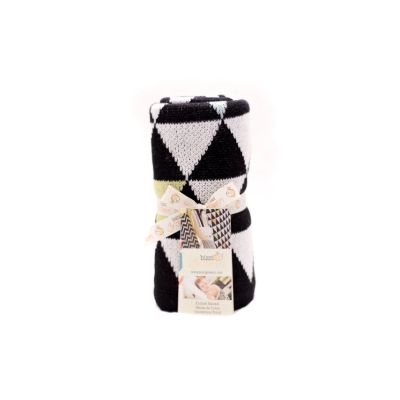 Paturica tricotata din bumbac triunghiuri alb si negru tnabg015