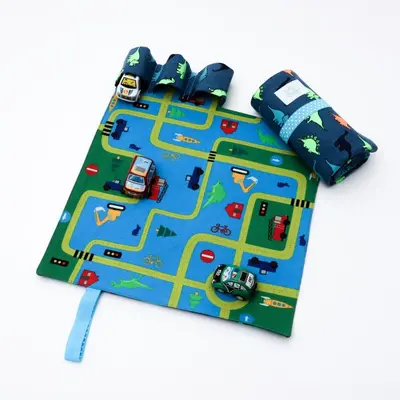 Set joaca cu 3 masinute si covoras cu dinozauri Tiny Magic portabil  - SOLTMGCP155