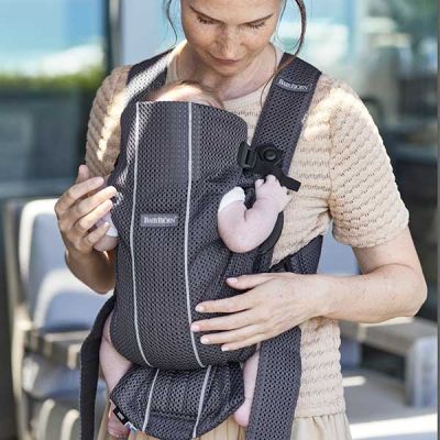 BabyBjorn - Marsupiu anatomic Mini, cu pozitii multiple de purtare – Anthracite, 3D Mesh BSAFE021013E1