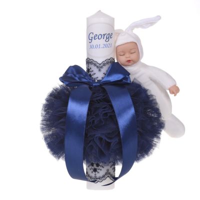 Lumanare de botez personalizata cu nume baiat decor bleumarin cu tul, dantela si o jucarie iepuras Denikos® 736 NKO5165