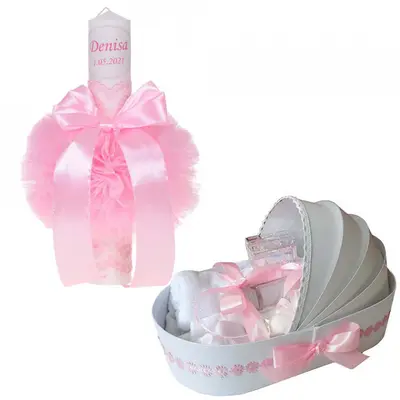 Pachet Lumanare personalizata si trusou botez in landou pentru fete Denikos 776 decor Roz cu floricele - NKO5205